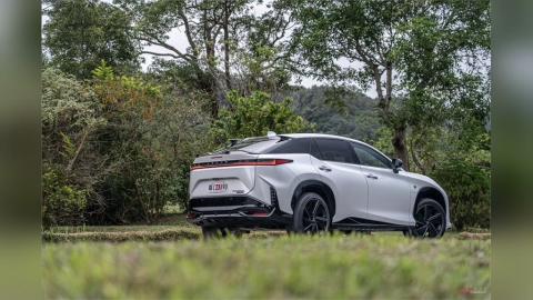 電控、效能大幅升級｜Lexus RZ 550e F Sport 終於跟上主流？