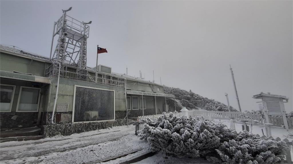 快新聞/入冬首波寒流來襲!玉山低溫「-6.7度」持續飄雪中