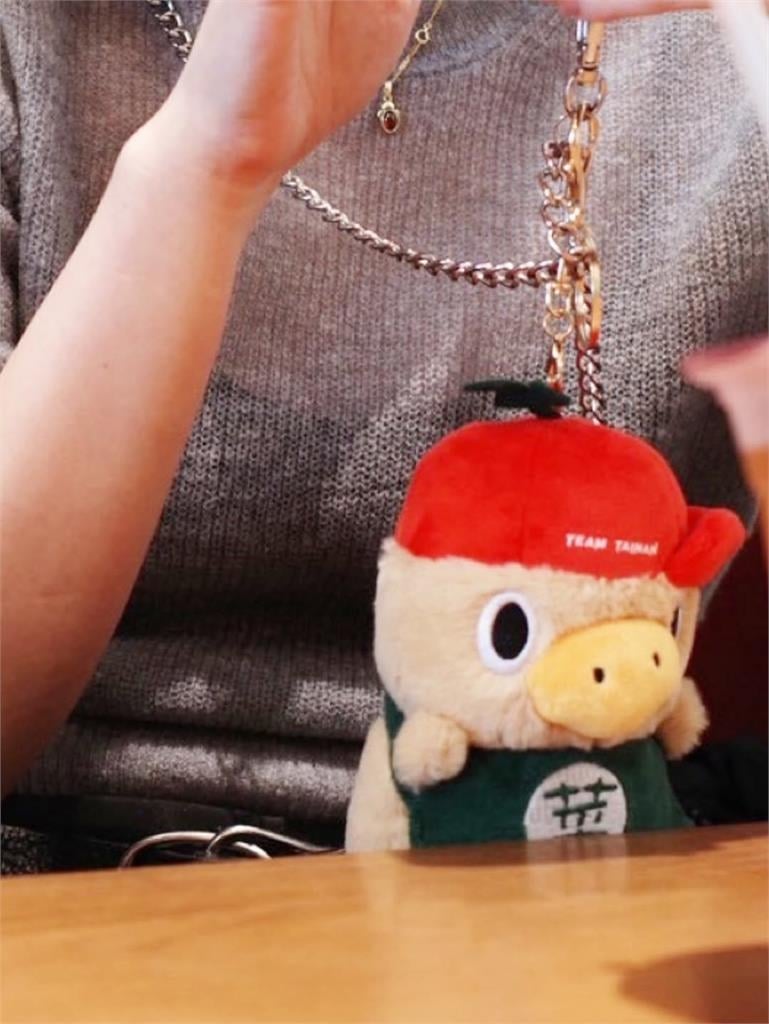 「日本全能天后」現身國華街!貼臉「菜奇鴨」火紅到日本 網融化:根本台南觀光大使