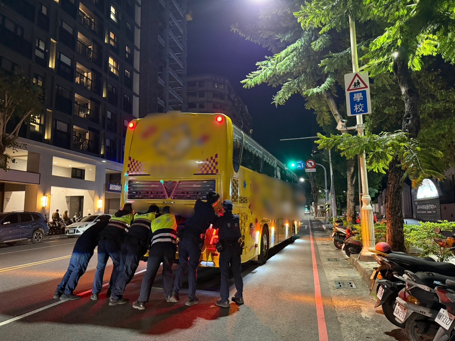遊覽車路中拋錨動彈不得 6暖警「人肉推車」移置路旁