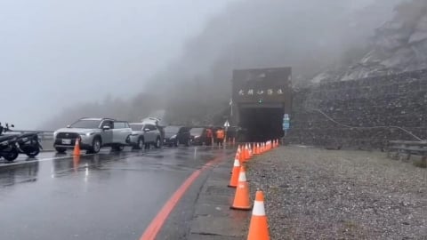 有夠冷！南橫啞口大關山隧道開始降雪　民眾超驚喜