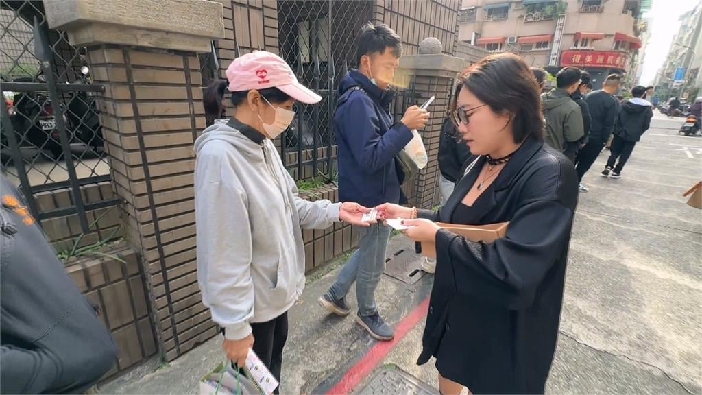 日本超人氣生甜甜圈開幕　民眾不怕冷清晨排隊搶買