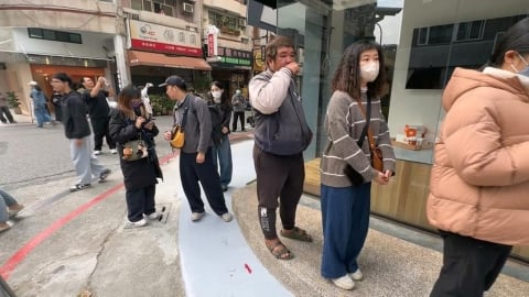 日本超人氣生甜甜圈開幕　民眾不怕冷清晨排隊搶買