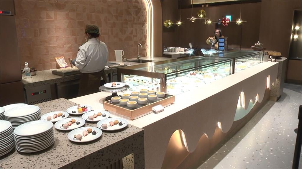 多一味？知名吃到飽餐廳　「奶酪添加碎玻璃」　客人險吞肚