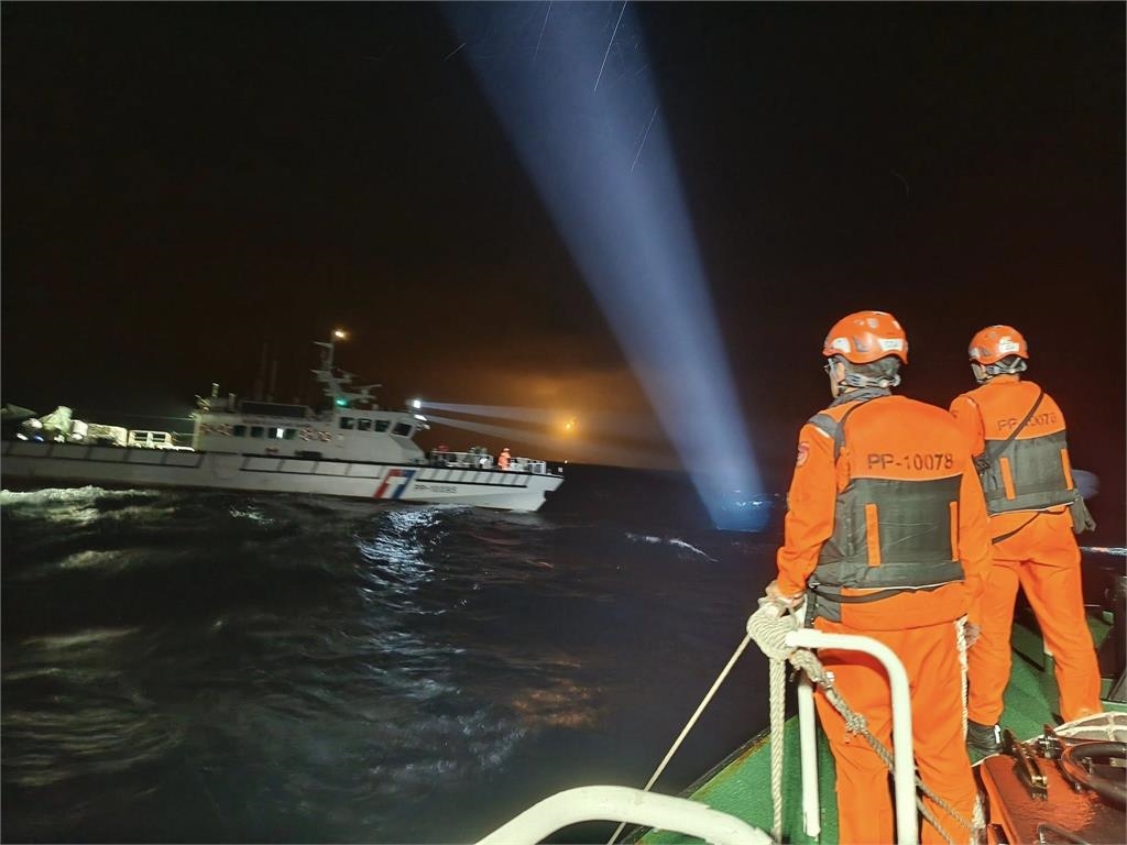 空軍不放棄搜救飛官辛柏毅！「三仙台鏡頭君」直擊海面照明彈夜空狂閃