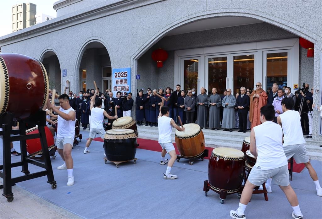 新泰歲末祝福聚善緣 點亮心燈傳愛暖人間