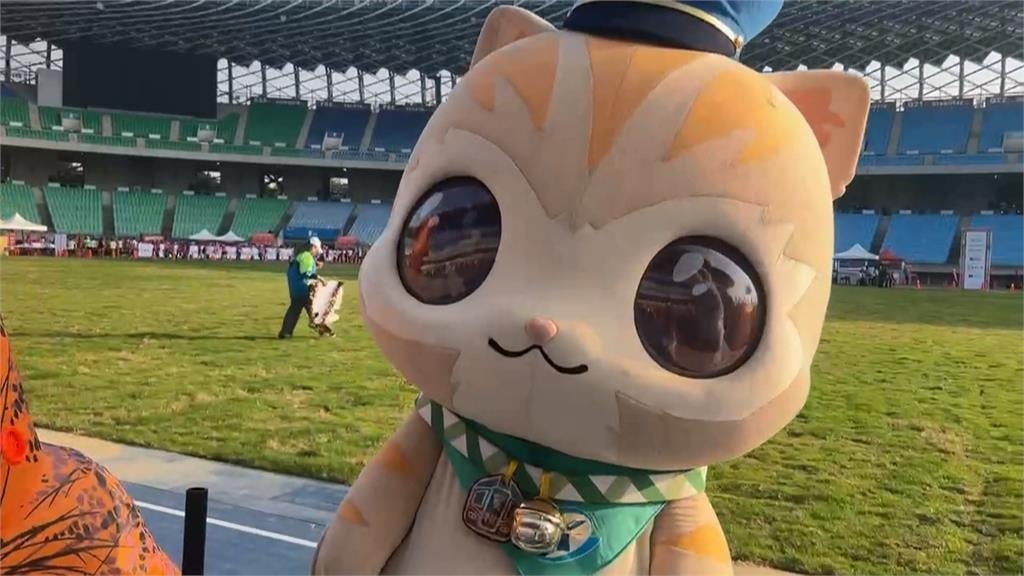 200隻「恐龍」向前衝　陳其邁「騎」恐龍頻喊「好喘」