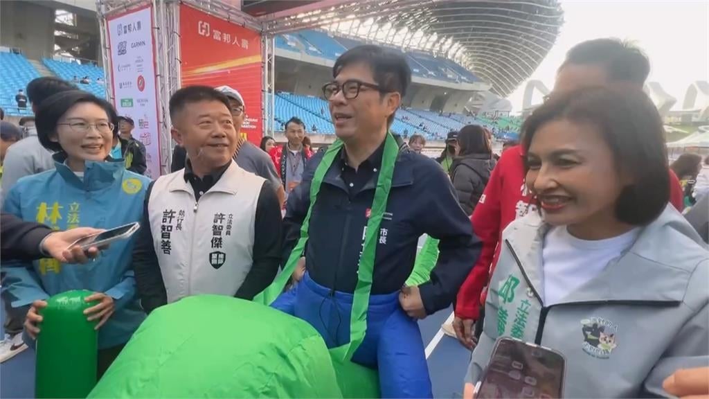 200隻「恐龍」向前衝　陳其邁「騎」恐龍頻喊「好喘」