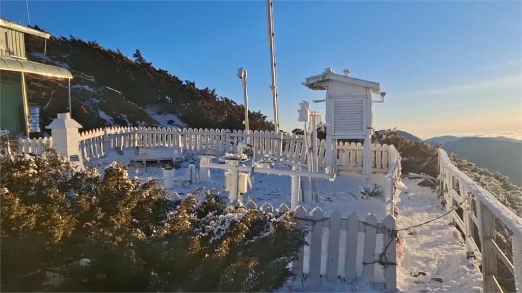 快新聞/超冷!玉山再降皚皚白雪 絕美景色曝光了