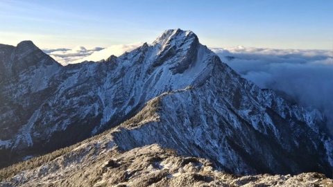 超冷！玉山再降皚皚白雪　絕美景色曝光了