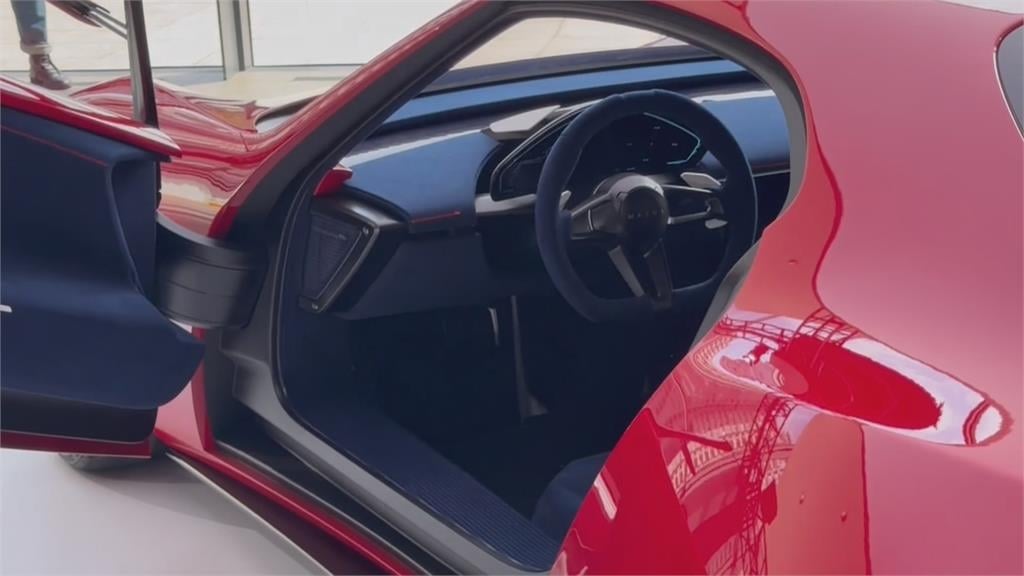 打破科技冰冷印象！　Mazda概念跑車開進臺中歌劇院