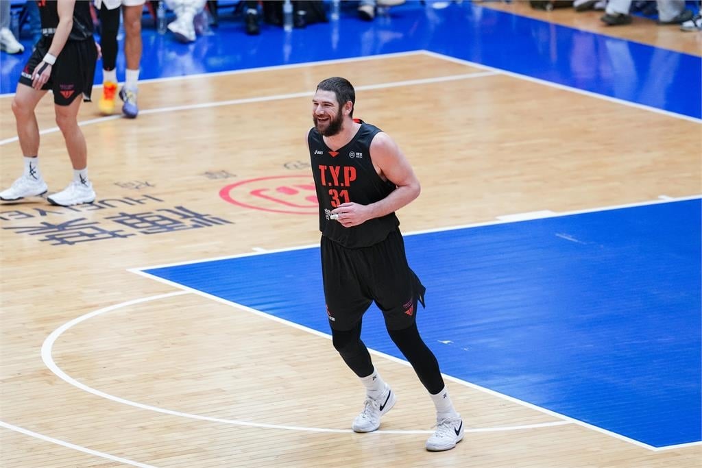 PLG(影)／阿提諾、「神奇小白」挺身而出！領航猿99：91擊敗獵鷹維持不敗金身