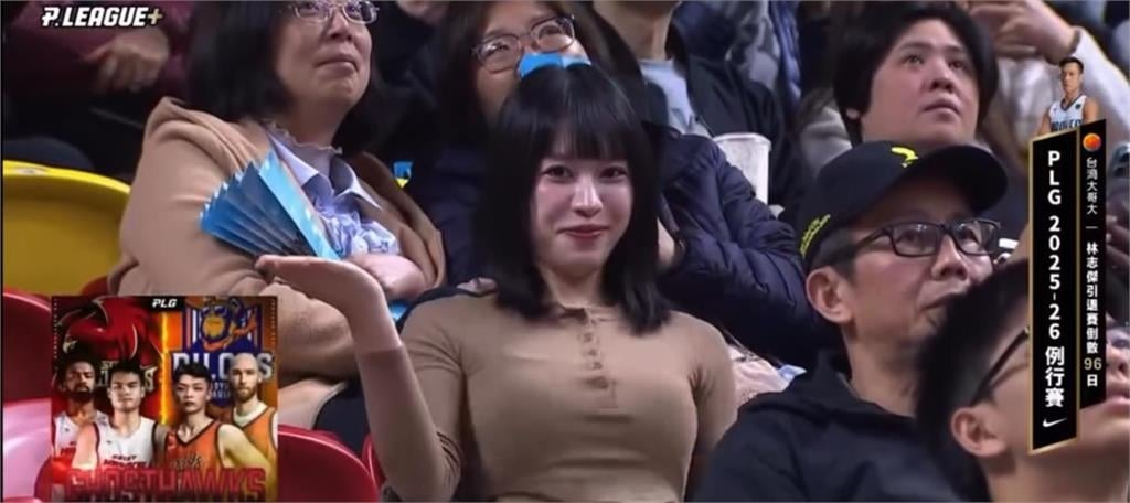PLG／女球迷無預警「中空挺胸律動」　竟是球場界王心凌嗨喊：謝賞飯吃