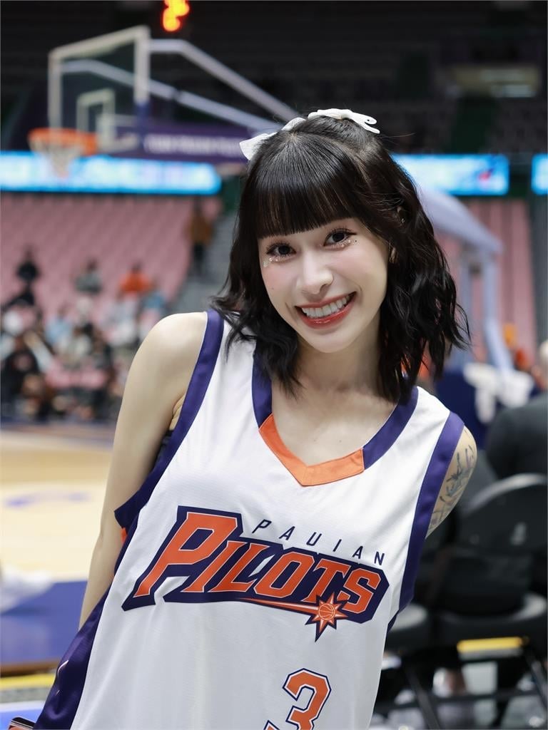 PLG／女球迷無預警「中空挺胸律動」　竟是球場界王心凌嗨喊：謝賞飯吃