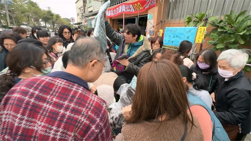天寒銷量夯！紡織廠停業清庫存　民眾瘋搶「百元毛衣」