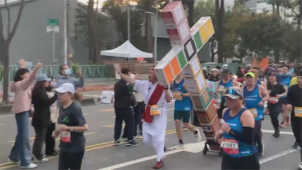 高雄馬拉松第二日　運發局長"撩落去"跑半馬完賽