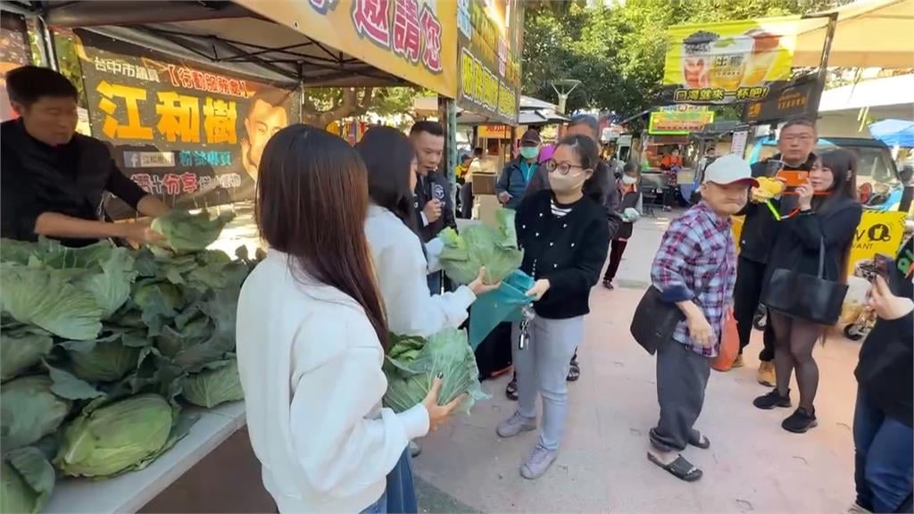 天冷!妖姬舞團包緊緊 免費發高麗菜現人龍