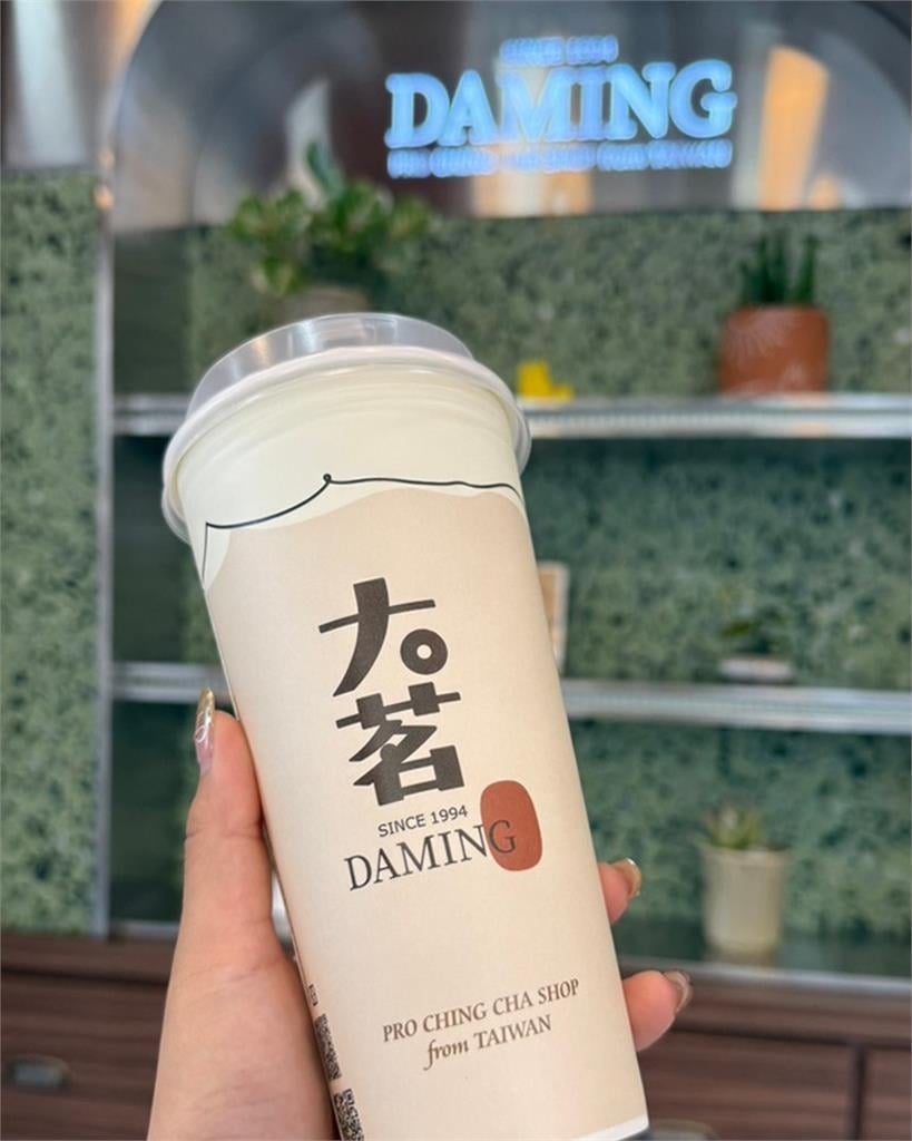 快新聞/手搖喝到蟑螂卵!店員撇清「下秒捏爆噴汁」超噁 知名業者道歉了