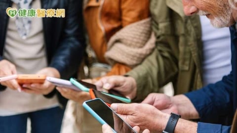 數位雙面刃1／長者上網率增！研究翻轉「數位失智」　專家籲善用3C