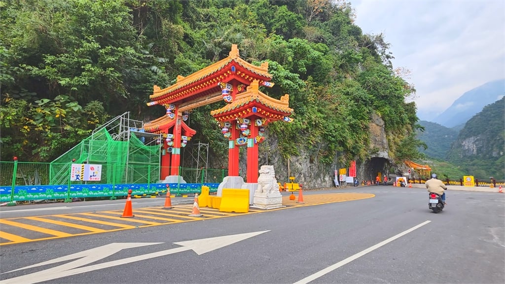 快新聞/飽受摧殘!工程車搶修卻撞花蓮太魯閣牌樓 逾60年匾額遭擊落慘況曝光