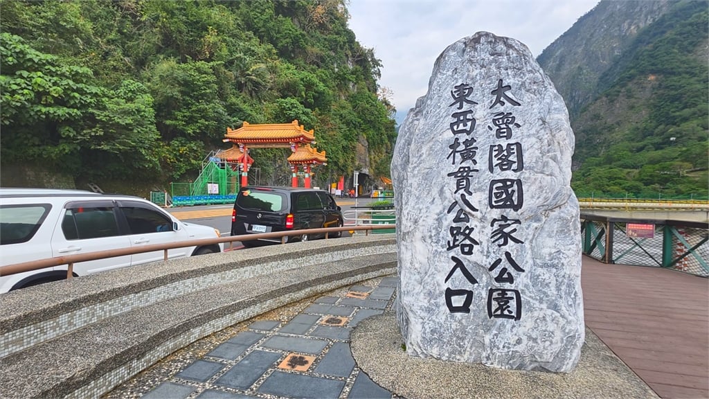 快新聞/飽受摧殘!工程車搶修卻撞花蓮太魯閣牌樓 逾60年匾額遭擊落慘況曝光