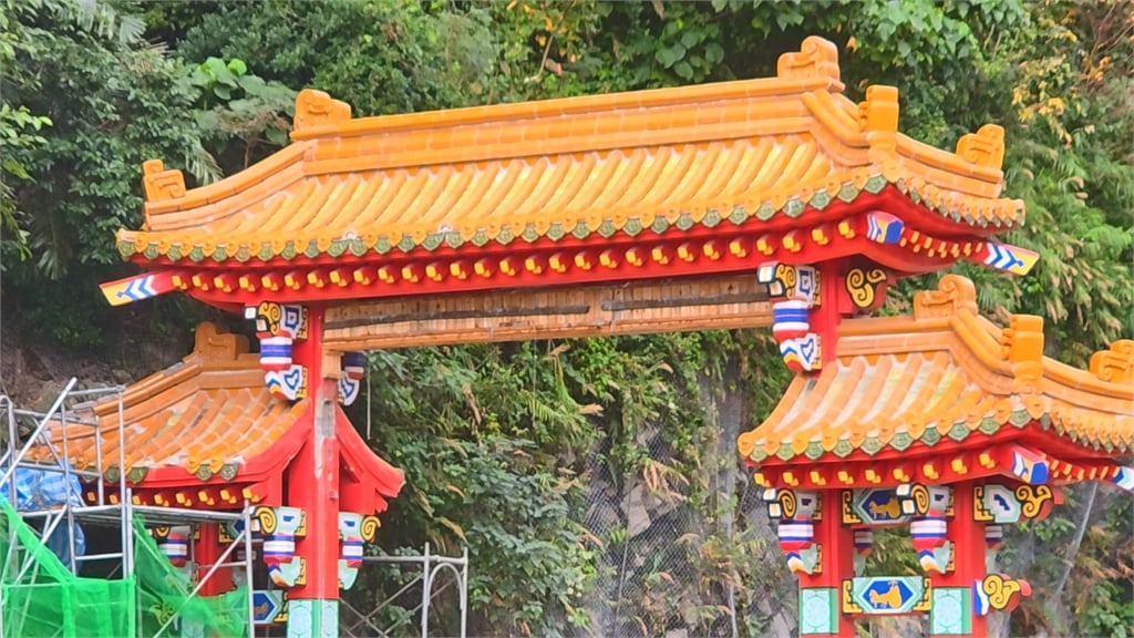 快新聞／飽受摧殘！工程車搶修卻撞花蓮太魯閣牌樓　逾60年匾額遭擊落慘況曝光