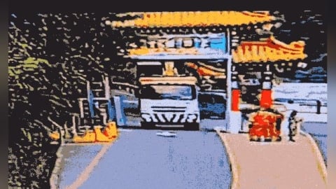 飽受摧殘!工程車搶修卻撞花蓮太魯閣牌樓 逾60年匾額遭擊落慘況曝光