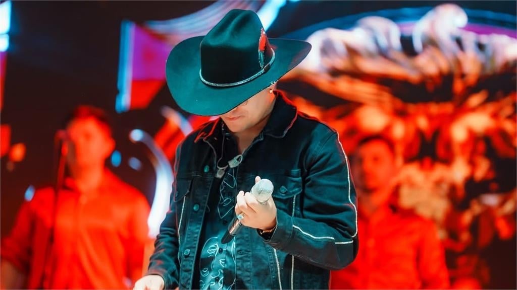 34歲樂壇巨星剛登頂卻「空難身亡」！歌迷崩潰喊：多希望這是一個謊言