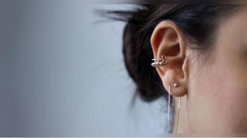 她耳朵悶癢一照內視鏡「驚見長香菇」　醫揭1習慣導致：發霉了