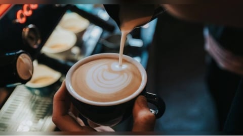 每天喝拿鐵卻皮膚癢、狂冒痘？　醫點名「2成分」恐是發炎元兇