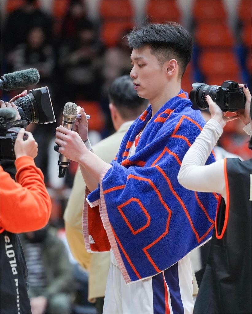 PLG(影)／兩隊衝突大打出手共3人遭驅逐！領航猿逆勝勇士開季8連勝創紀錄