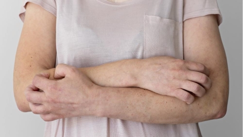 冬天皮膚乾癢怎麼辦?專家解析常見原因與 6 大日常改善方向!