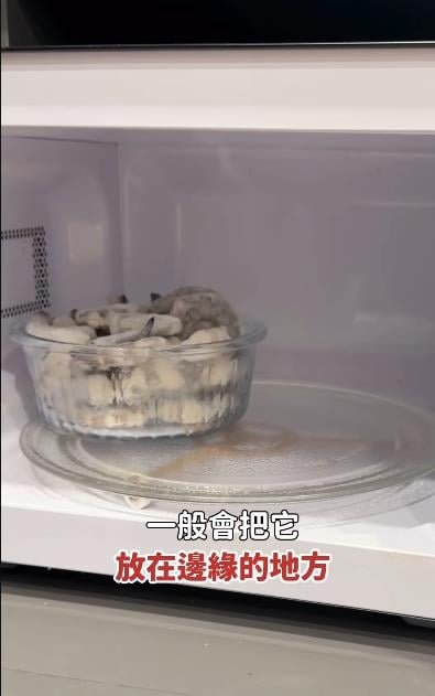 微波爐「致癌風險」一票人全誤會！藥師曝「均勻加熱這樣放」不是中間