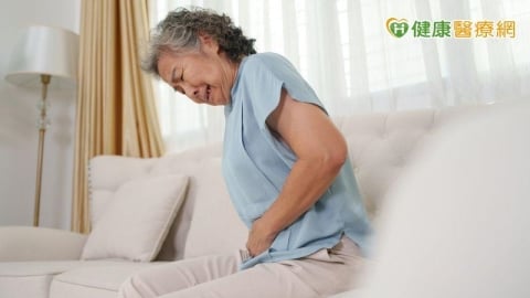 92歲婦人「怕麻煩家人」隱忍腹痛！就醫一檢大腸癌腫瘤破裂險喪命