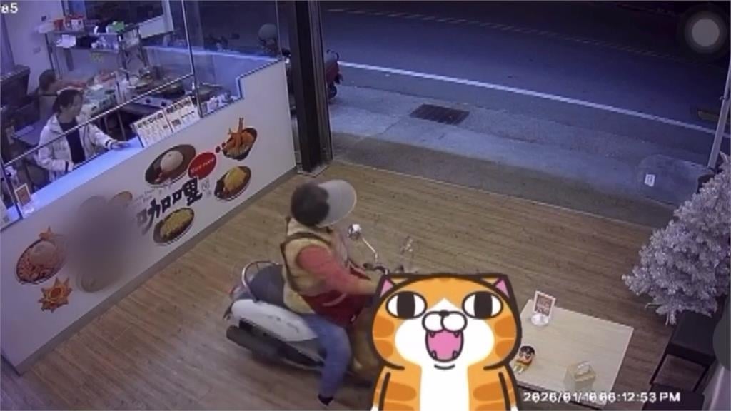南投咖哩店「熟客專用得來速」　婦人機車直接騎進櫃檯點餐