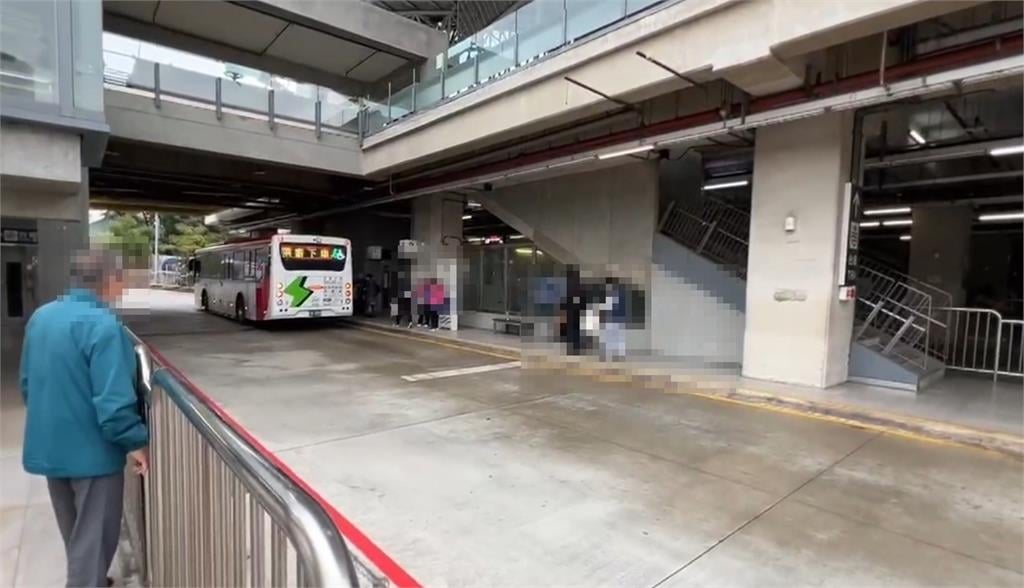 我有錢不怕罰！ 男子公車站牌抽菸司機制止爆爭執