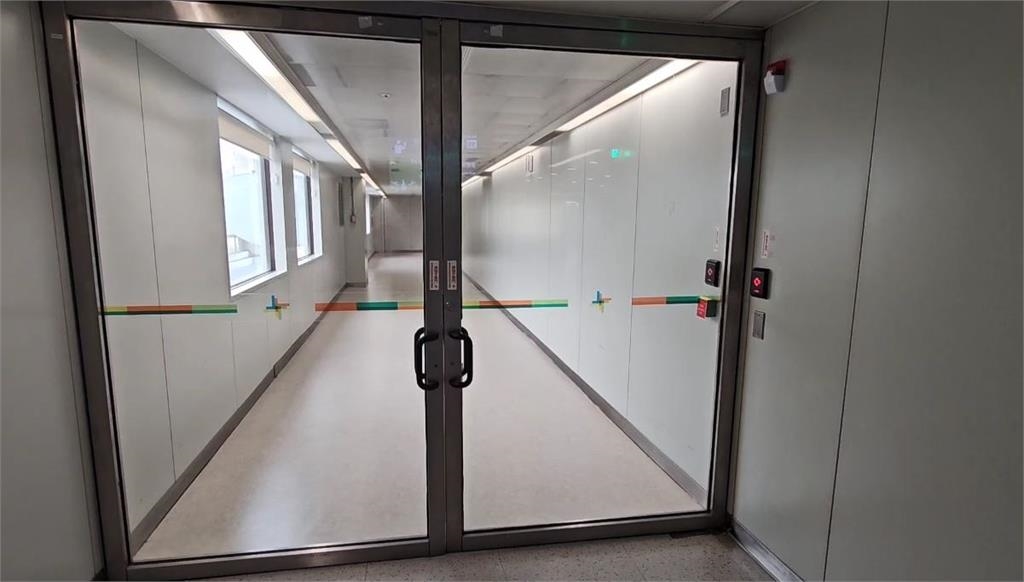 傻眼！班機返台「入境卡關」　百名旅客卡空橋怒PO網：太扯