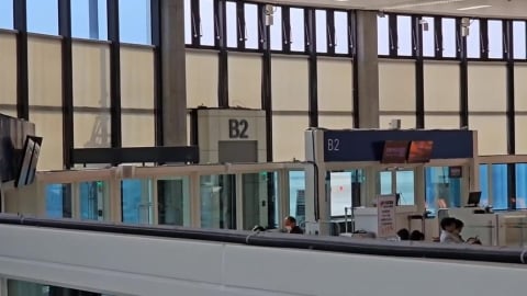 傻眼！班機返台「入境卡關」　百名旅客卡空橋怒PO網：太扯