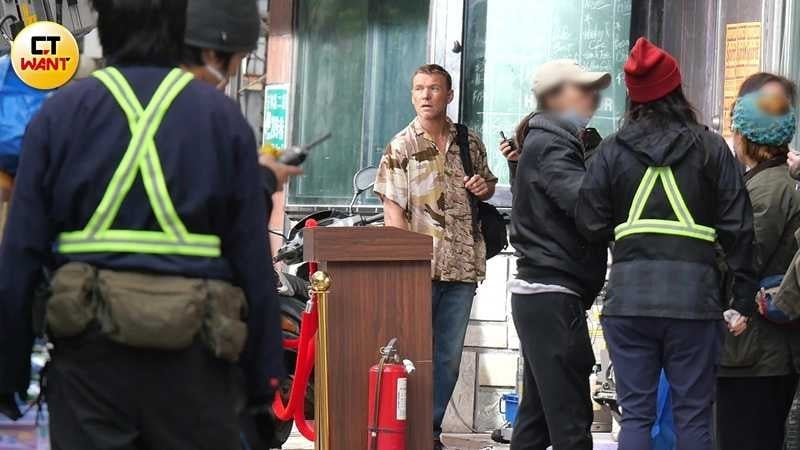 山姆．沃辛頓與電影《美夢》劇組在台北市大安區某音樂酒吧包場拍攝，寒流來襲但山姆．沃辛頓穿著短袖服裝十分顯眼。（圖／本刊攝影組）