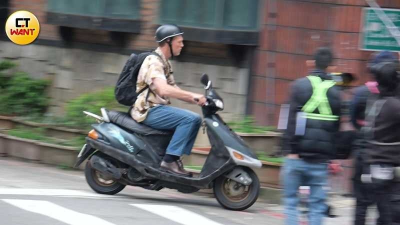戴著西瓜皮安全帽的山姆．沃辛頓騎著機車，畫面頗接地氣。（圖／本刊攝影組）