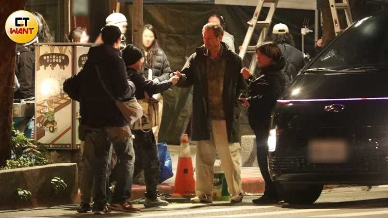 大衛·威廉·杜考夫尼拍攝完畢後，親切地幫等候在外的粉絲簽名。（圖／本刊攝影組）