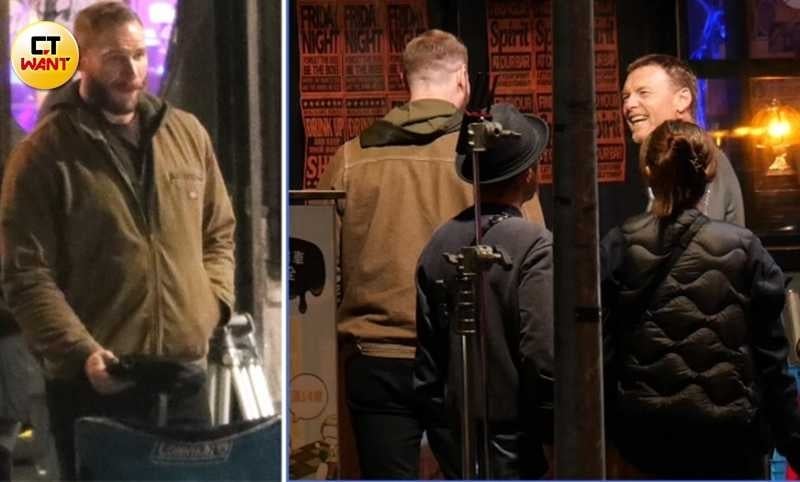 山姆．沃辛頓（右圖）拍片空檔與美籍在台藝人柯龍（左圖）相談甚歡。（圖／本刊攝影組）