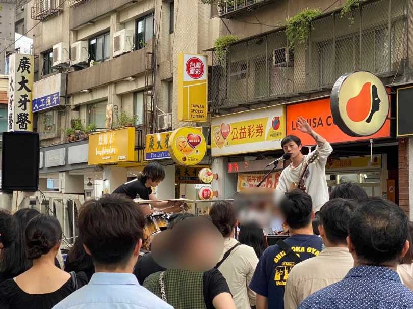 本刊讀者曾直擊鹿洐人在路邊免費開唱。(圖/讀者提供)