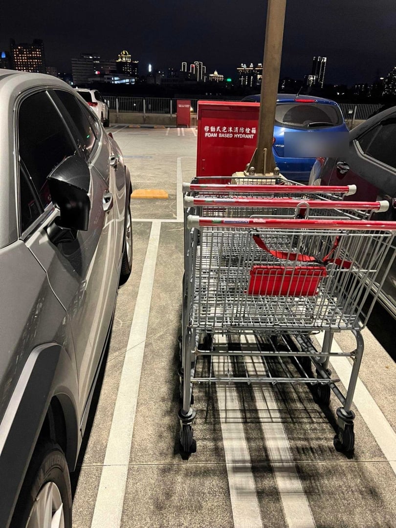許多民眾不將手推車歸位，甚至影響到他人駕車進出。（圖／翻攝臉書／Costco好市多 商品經驗老實說）