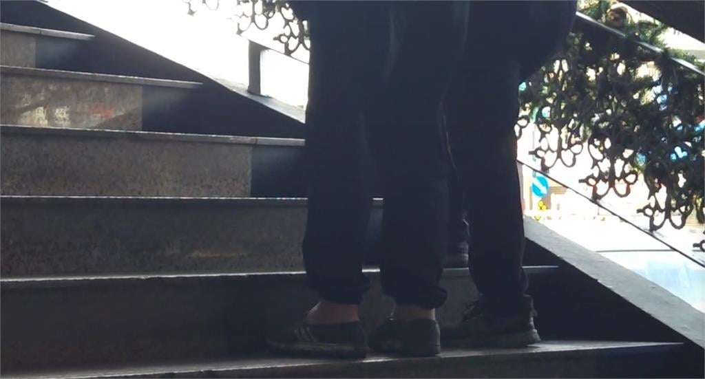 台中某處影城驚見「小強亂竄」　民眾驚呼PO網