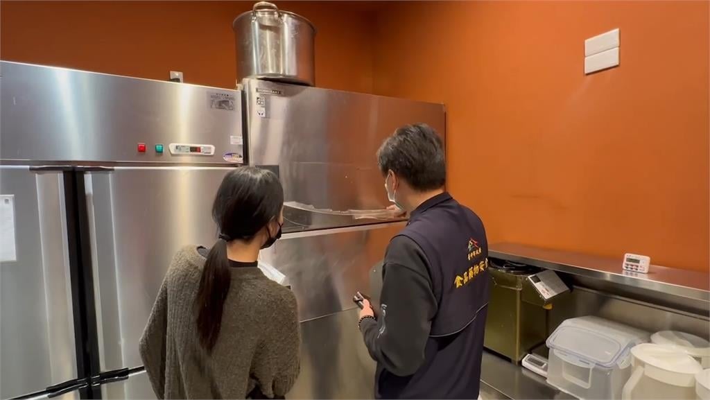 台中某處影城驚見「小強亂竄」　民眾驚呼PO網