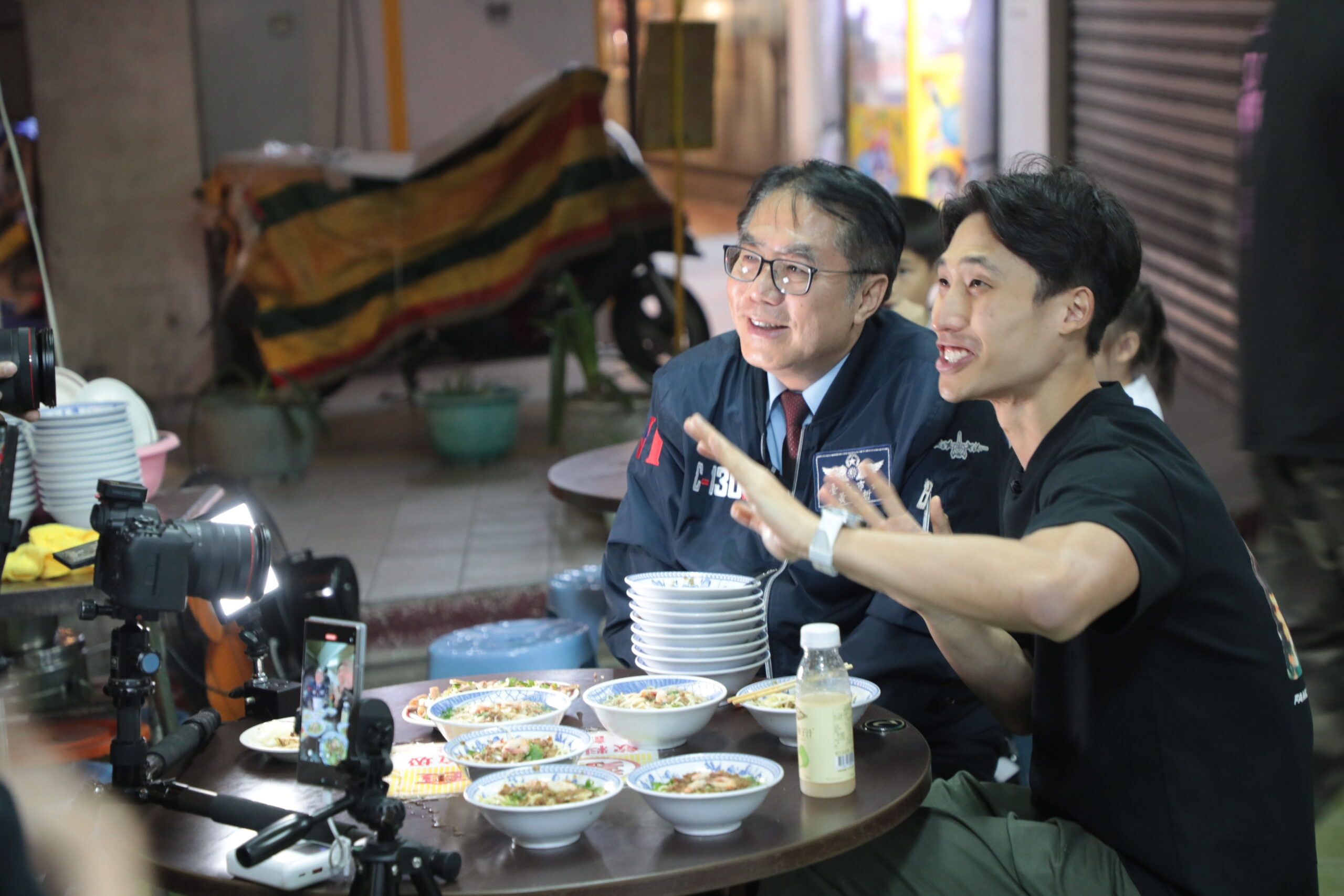 一次吃下30碗！新加坡大胃王朝聖米其林必比登擔仔麵