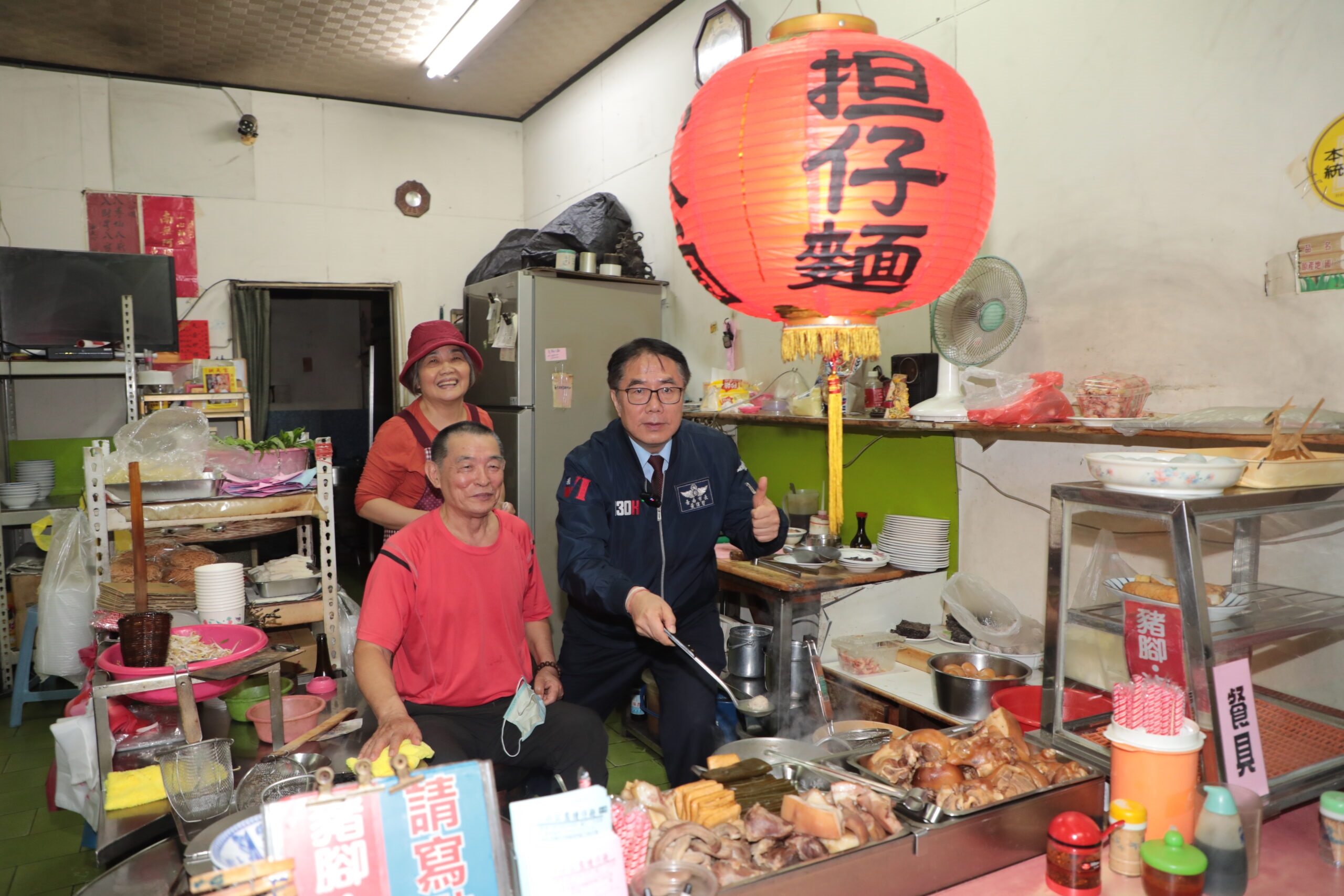 一次吃下30碗！新加坡大胃王朝聖米其林必比登擔仔麵