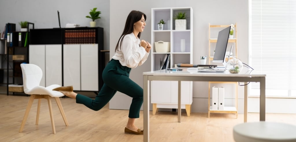 在辦公室靈活運用桌椅當道具做伸展，也能有不錯的運動效果。圖/123RF圖庫