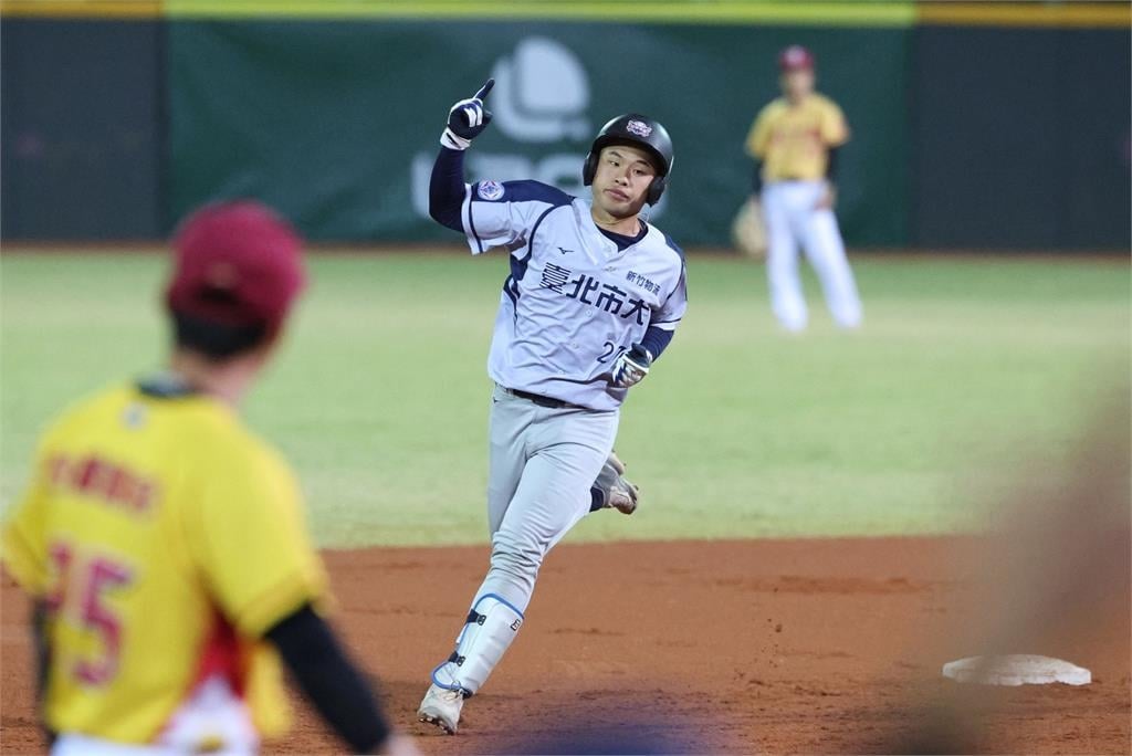 棒球(影)／也太融入台灣！北市大日籍捕手白井雄登賽後「飆國罵」！主播球評都笑歪